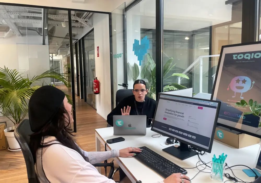 Toqio-Women-working